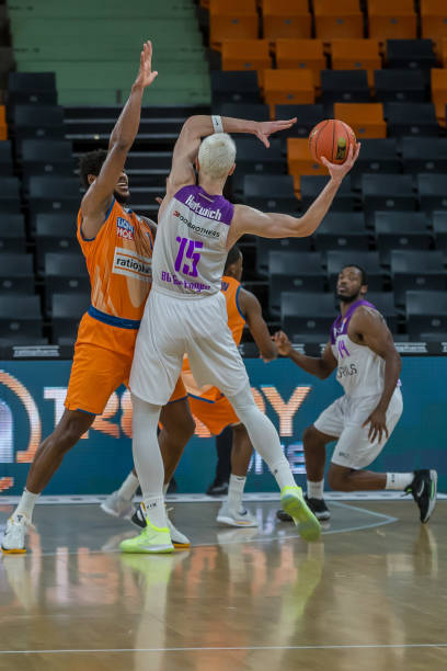 暴露出他在 暴露出他在